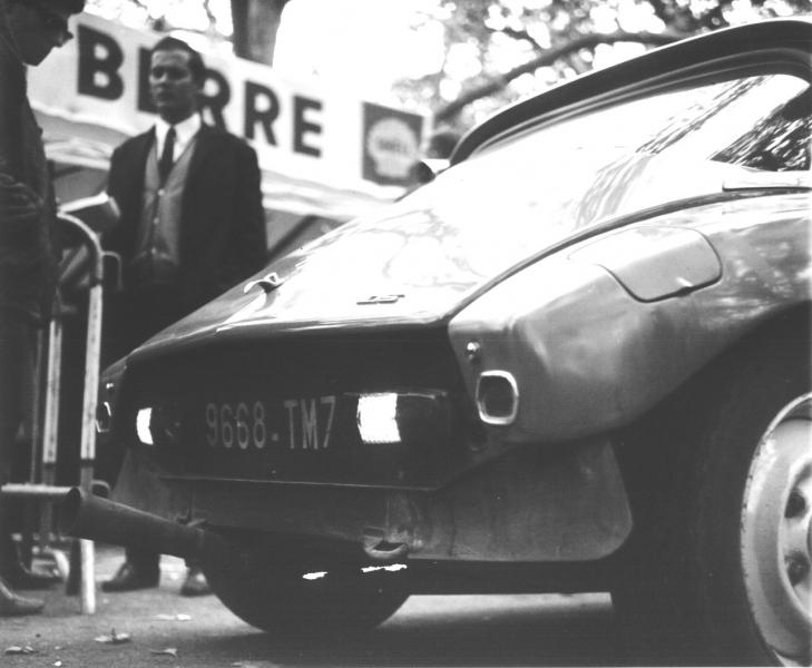 Voici l__arrière d__un DS Proto (4 portes) usine engagée en 67..jpg