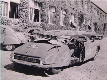 le reste de la 49 après un accident de plusieurs tonneaux de l equipage neyret terramorsi.JPG