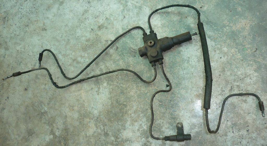 l'extremite visible en bas sur la photo a-t-elle ete reparee ou pas? Si oui, faut-il garder ou changer?