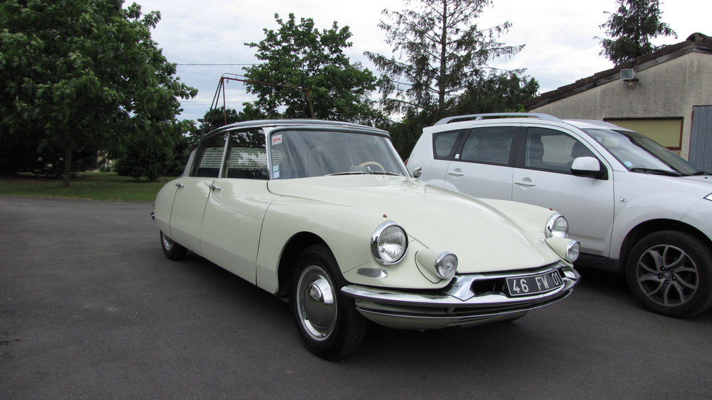 ma ds 19 de 1956 sera présente a époque auto a LYON au centre du village CITROEN